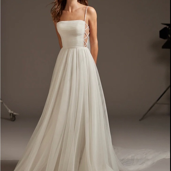 Pronovias Volans Wedding Dress - Picture 2 of 5